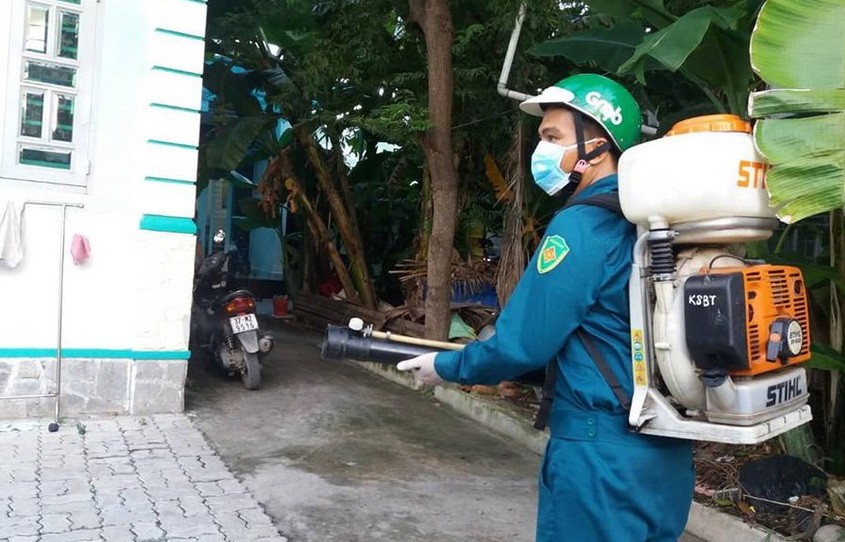 平政縣職能幹部正在噴灑滅蚊蟲藥劑。