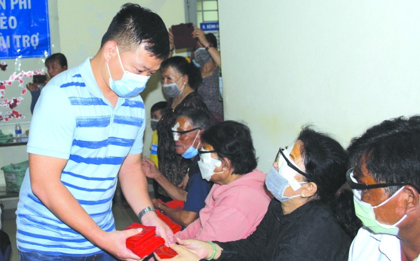 為 110 名清寒者免費切除白內障