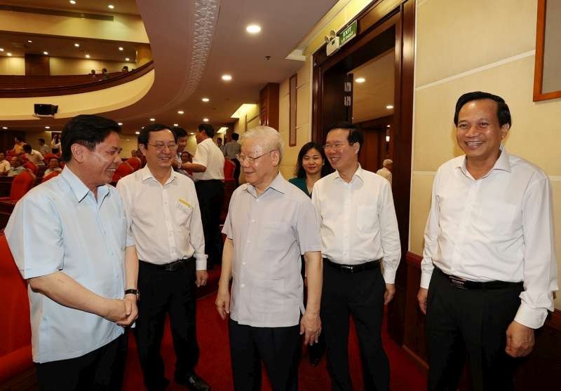 阮富仲總書記與各代表交談。