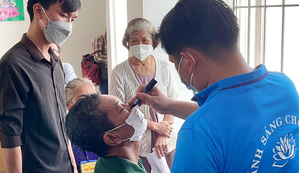 負責人為眼疾患者打記號準備施手術。