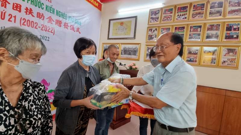溫陵會館理事長洪世真發禮物和輔助金給貧困高齡福建鄉親。