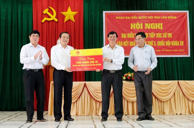 林同省國會代表團向貧戶贈送禮物。