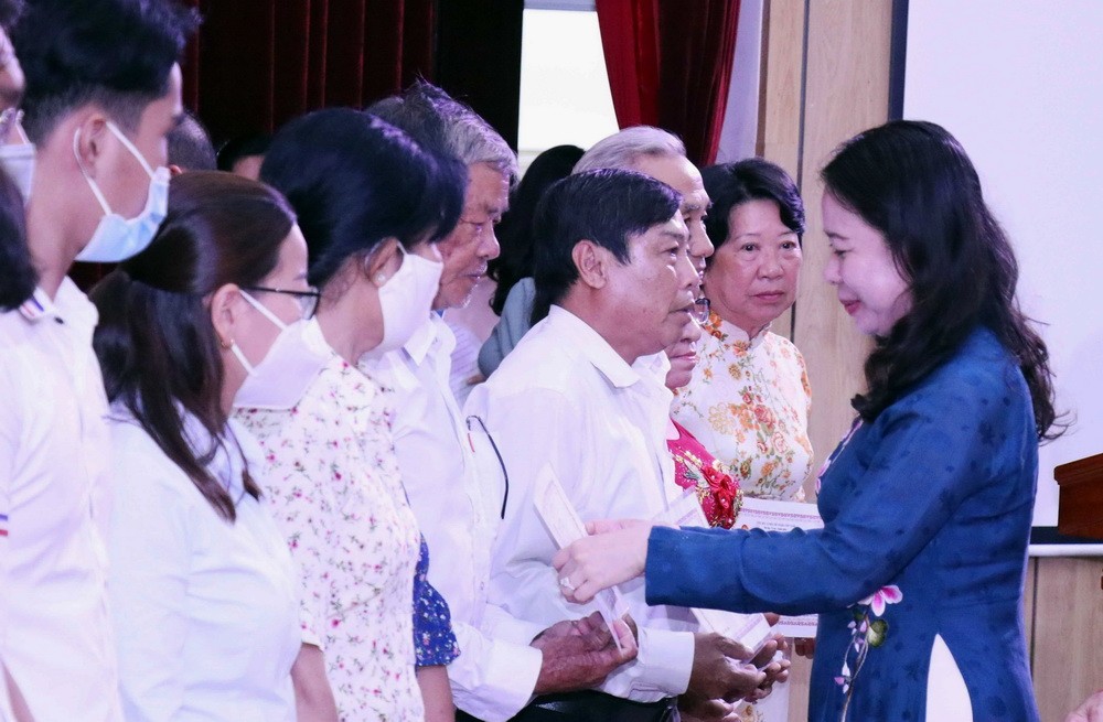 國家副主席武氏映春向模範長者頒發﹁學無止境﹂證書。