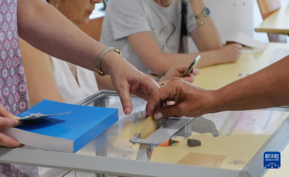 6月19日，在法国南部城市尼斯，一名市民来到投票站投票。