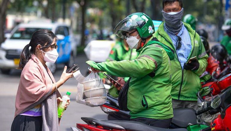 送貨員在第一郡交網購食品。