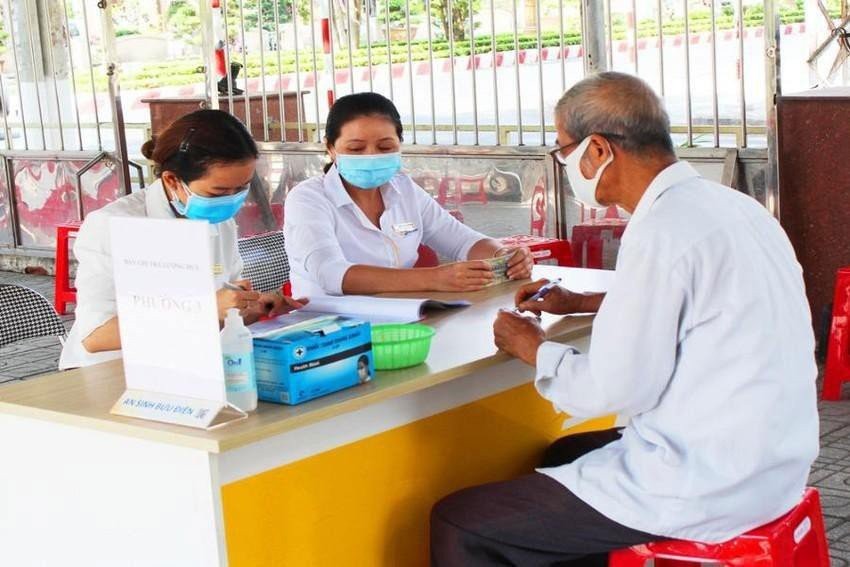 退休者辦理領取退休金手續。