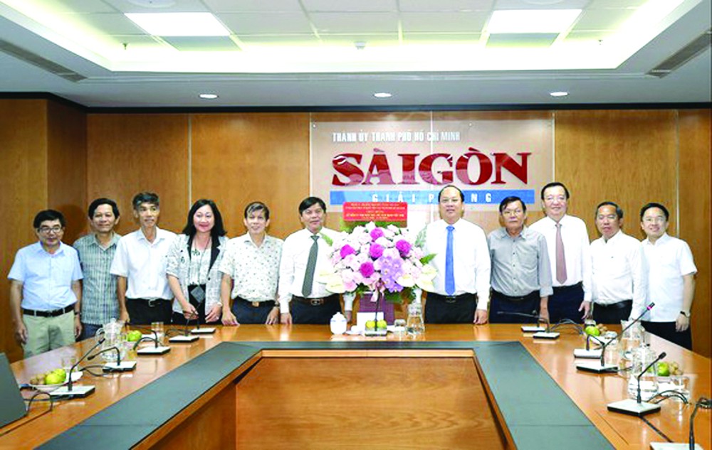 國家主席阮春福探望《西貢解放報》原總編輯楊仲逸 ảnh 1