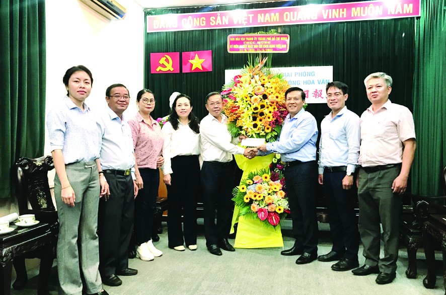 國家主席阮春福探望《西貢解放報》原總編輯楊仲逸 ảnh 2