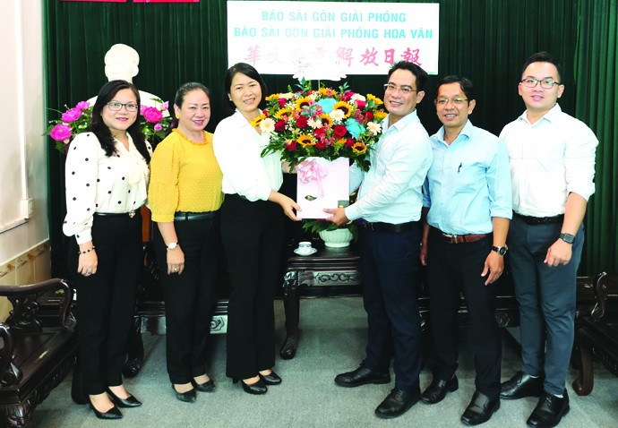 國家主席阮春福探望《西貢解放報》原總編輯楊仲逸 ảnh 6