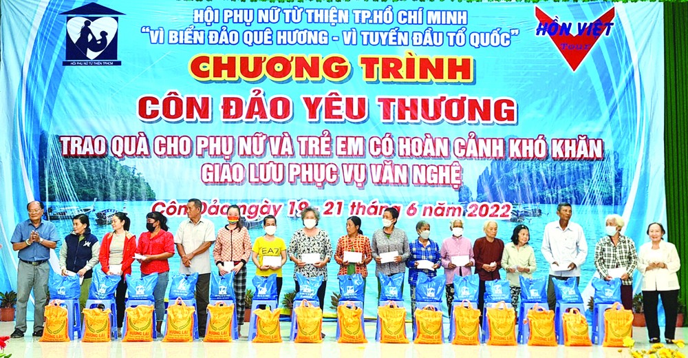 華人會館關愛崑崙島貧困戶和學生