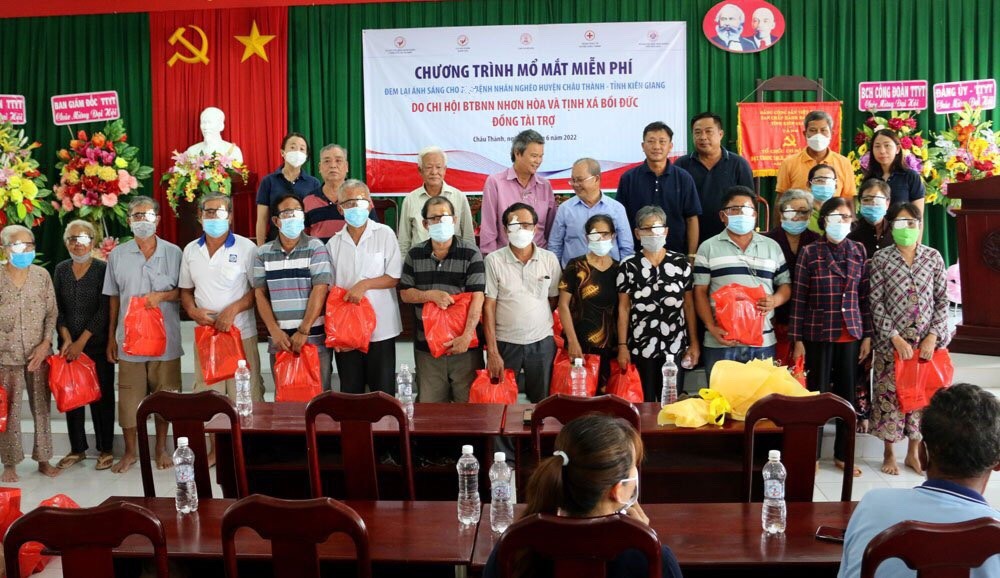 培德精舍與仁和貧病者輔助 分會代表與術後的白內障病人 合照。