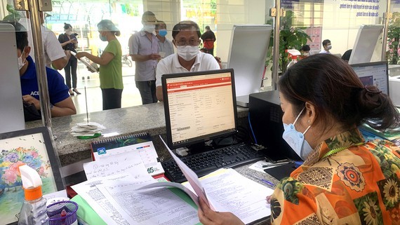 民眾在舊邑郡土地註冊辦事處分支機關辦理行政手續。