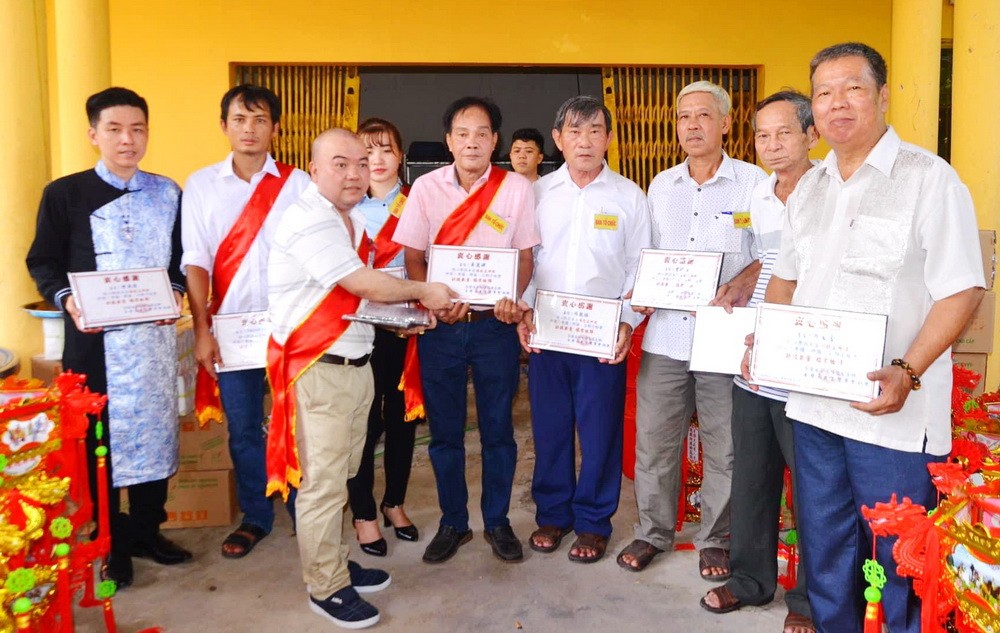 永安宮永遠榮譽會長羅志榮向熱心人士贈送感謝牌。