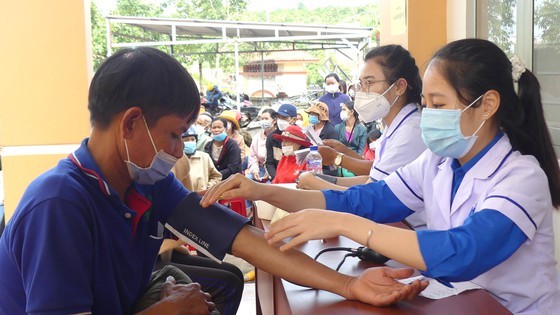 市腫瘤醫院醫生為達農省綏德縣達布索鄉民眾診治病。