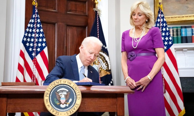 美國總統拜登（左）25日將數十年來第一項重大的聯邦槍械安全法案簽署為法律。右為美國第一夫人吉兒拜登。（圖取自facebook.com/POTUS）