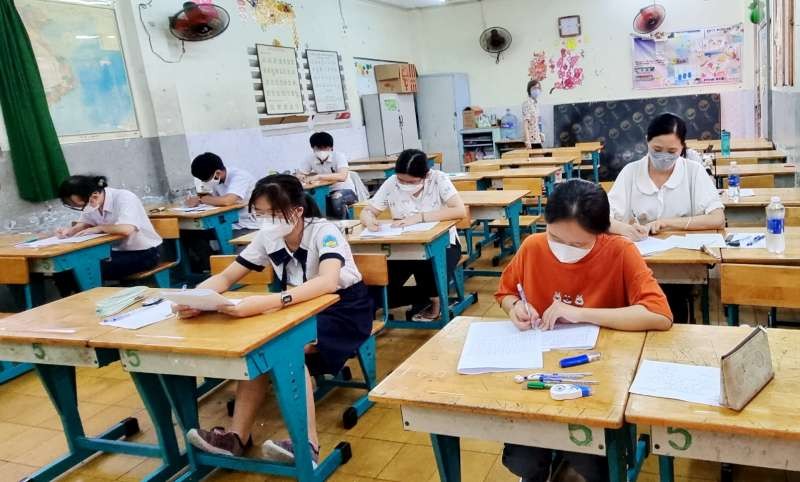 高中畢業考試現場一瞥。