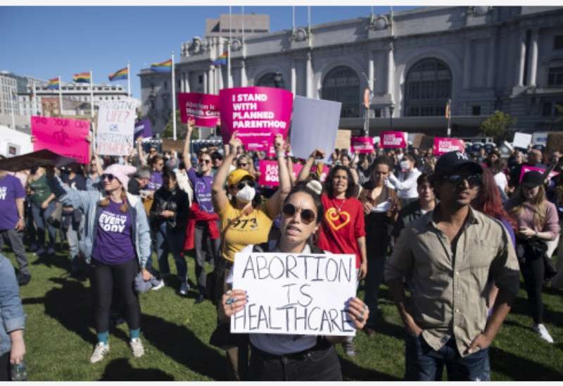 墮胎權支持者在美國加利福尼亞州舊金山市政廳前參加 抗議活動。