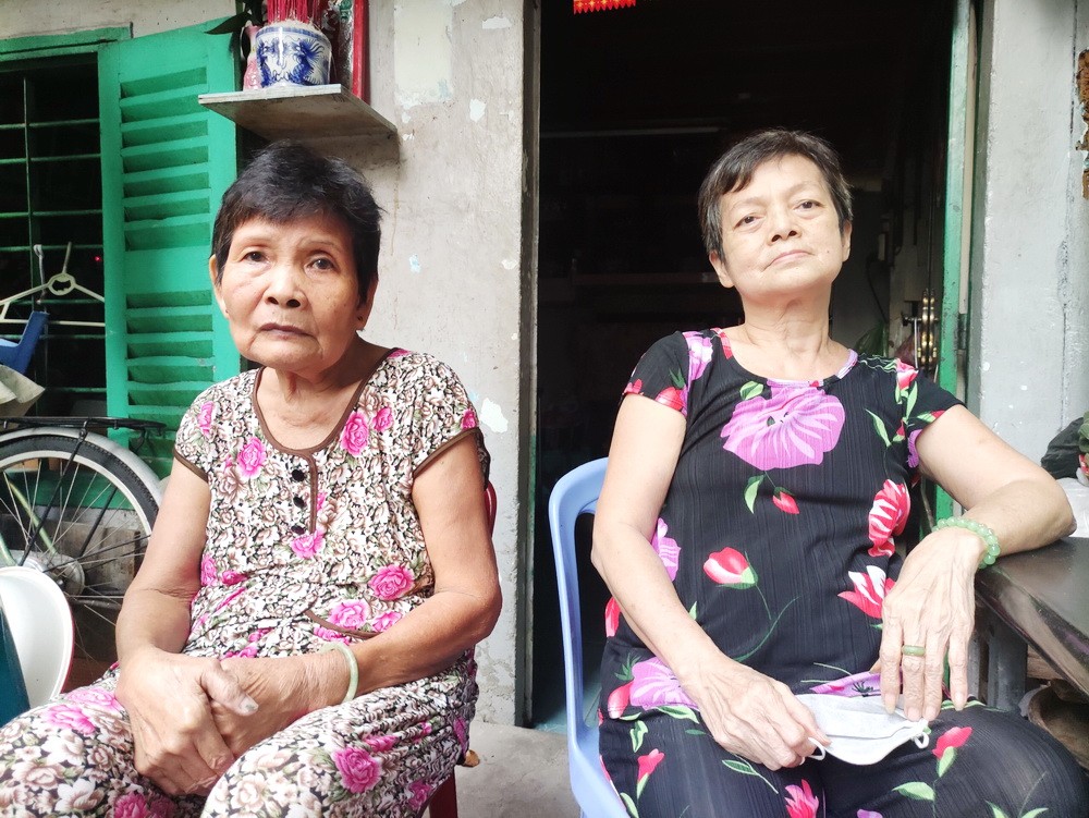 梁妹與區氏鳳在自家門口。