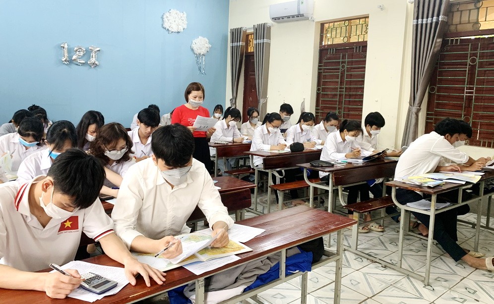 第五郡雄王高中學校正積極為學生複習功課。