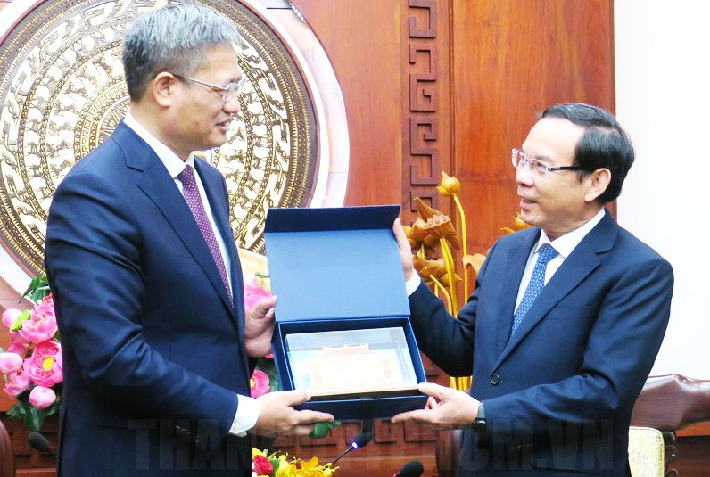 市領導接見中國駐本市新任總領事