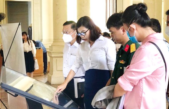 參觀者在胡志明市博物館展區體驗 指南觸摸屏。