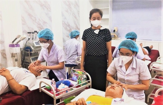 阮必成中專學校教師指導學員實習皮膚護理。