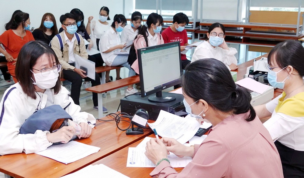 大學生可以從企業獎學金中獲得輔助學費。