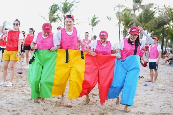 來越國際遊客參加海灘遊戲。