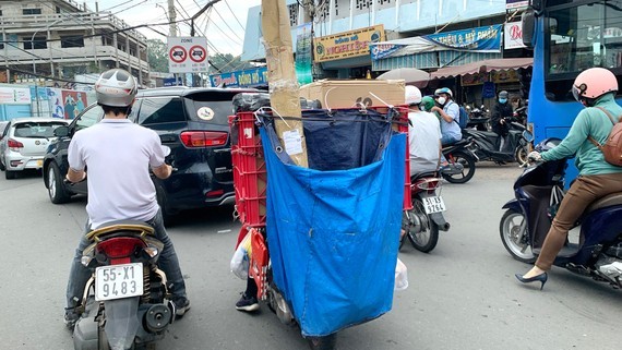 快遞員在本市街道上載運龐大貨物。