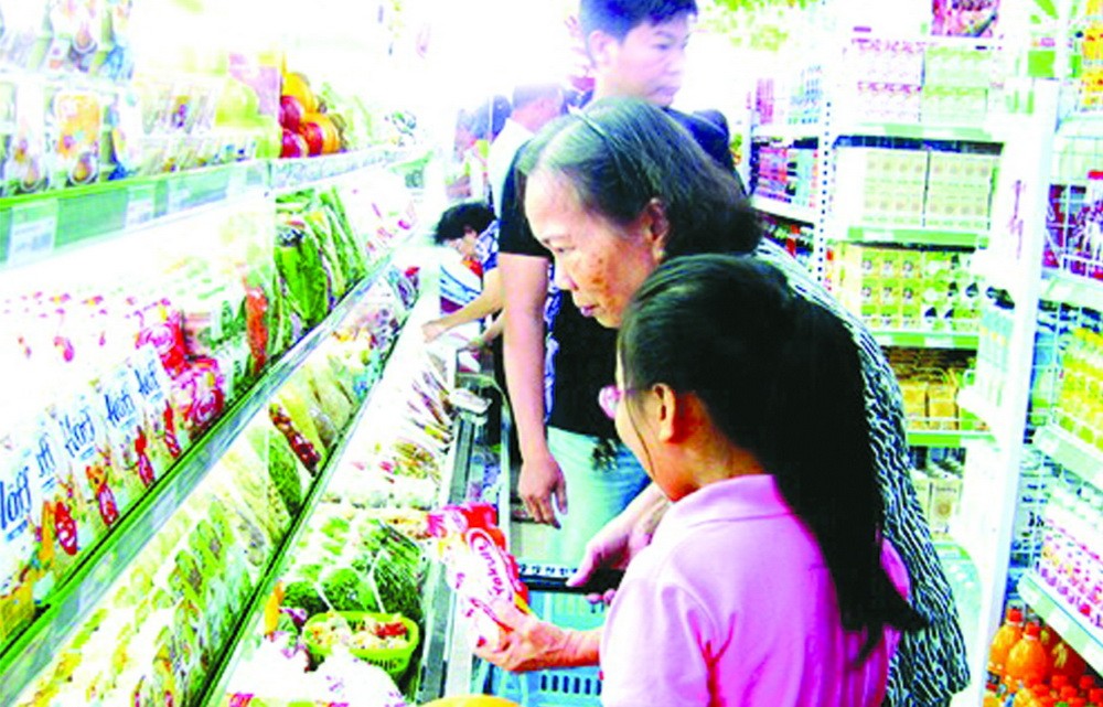 市民在選購食品。