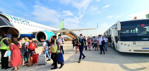 乘客經常接到航班延誤的解釋是因天氣惡劣或技術問題造成。