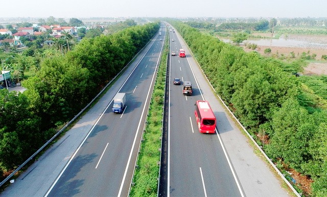 自8月1日，所有高速公路實行全自動收費。