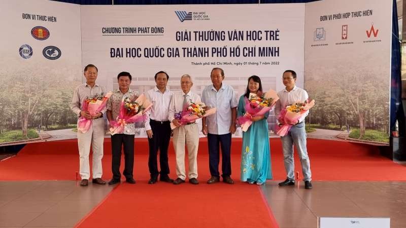 政府原常務副總理張和平（右三）向評委會贈送鮮花。