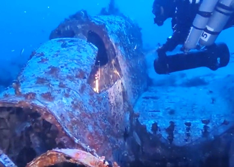 潛水員調查機體特徵。