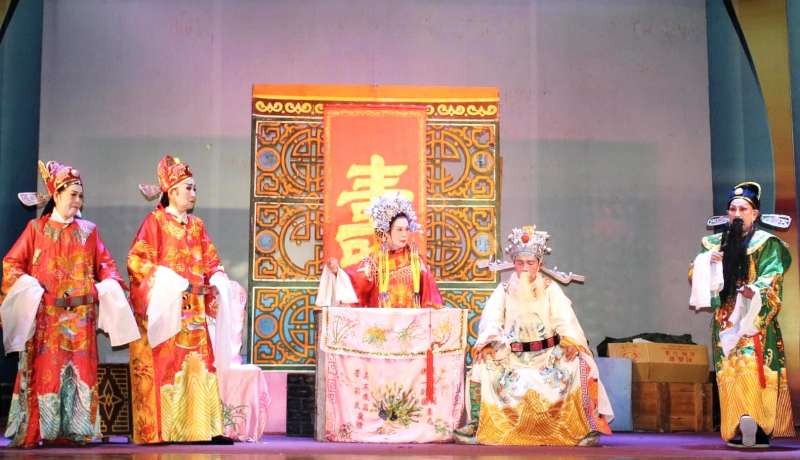 潮劇演出服務鄉親與群眾。