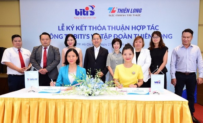 平仙公司總經理尤麗娟（右）與天龍集團 總經理陳芳娥簽署合作合同。