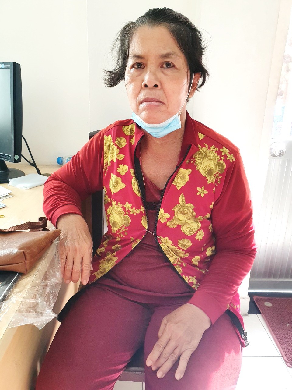 溫惠冰的左手顫抖厲害，腳力虛弱行動困難。