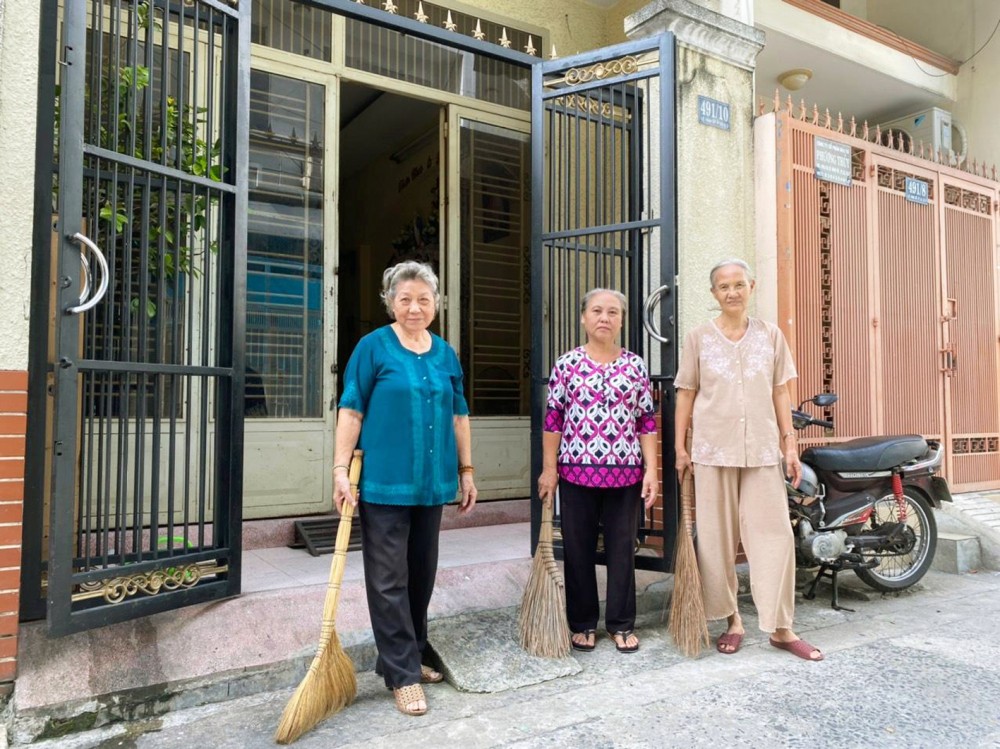 阮氏水大娘（左一）非常熱衷於地方的活動。