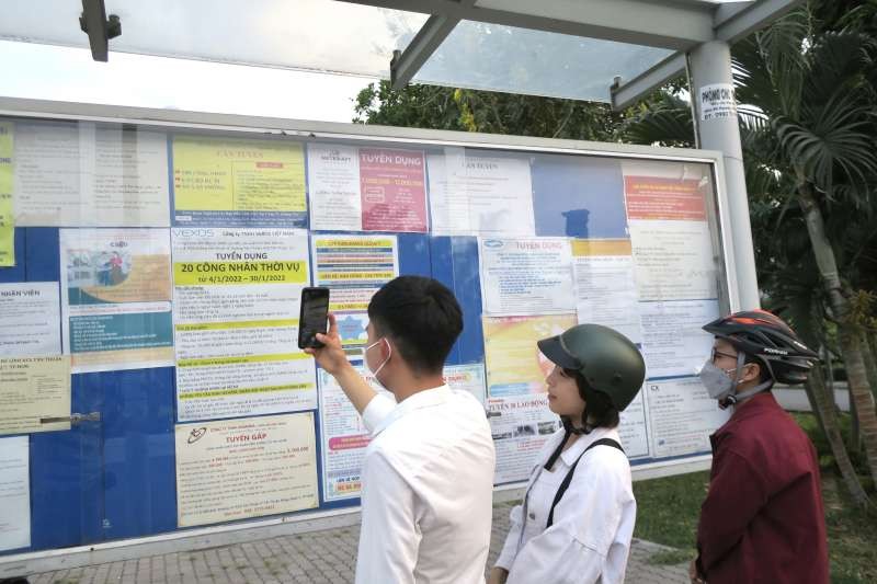 從北方前來本市新順加工出口區了解招聘資訊的 年輕人。