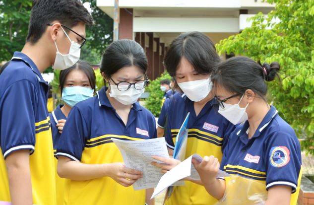 完成考試的考生交換意見。