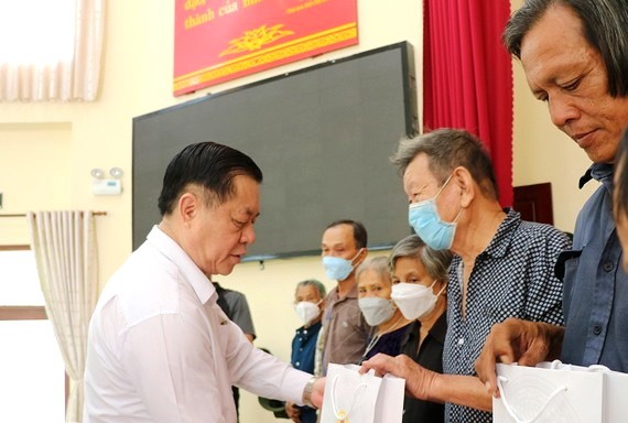 中央宣教部部長關照優撫家庭