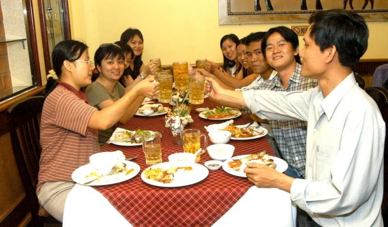 與朋友聚餐時對飲食方面也應加以節制。