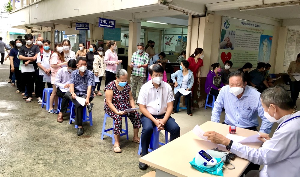 第六郡黨政領導接種疫苗 ảnh 1