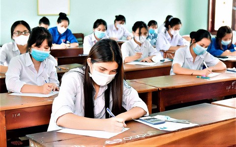 無論上課和下課時，時時刻刻都要戴口罩。