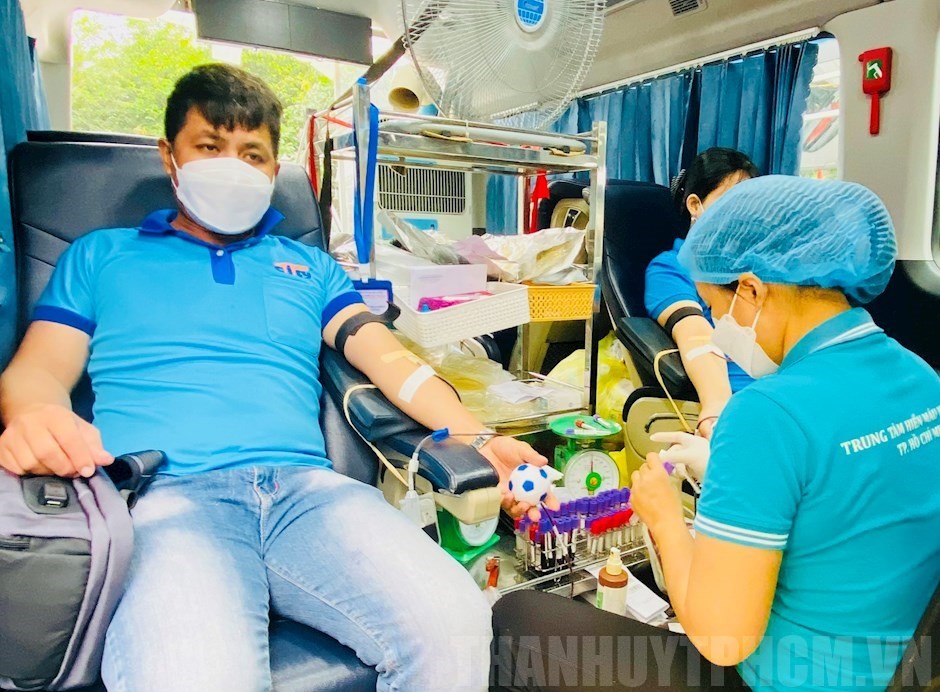 眾多勞動者參加捐血