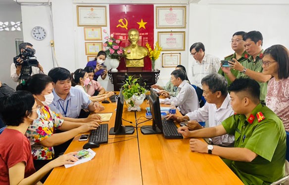 富潤郡第九坊民眾獲公務員指引在電腦上如何使用在線公共服務。