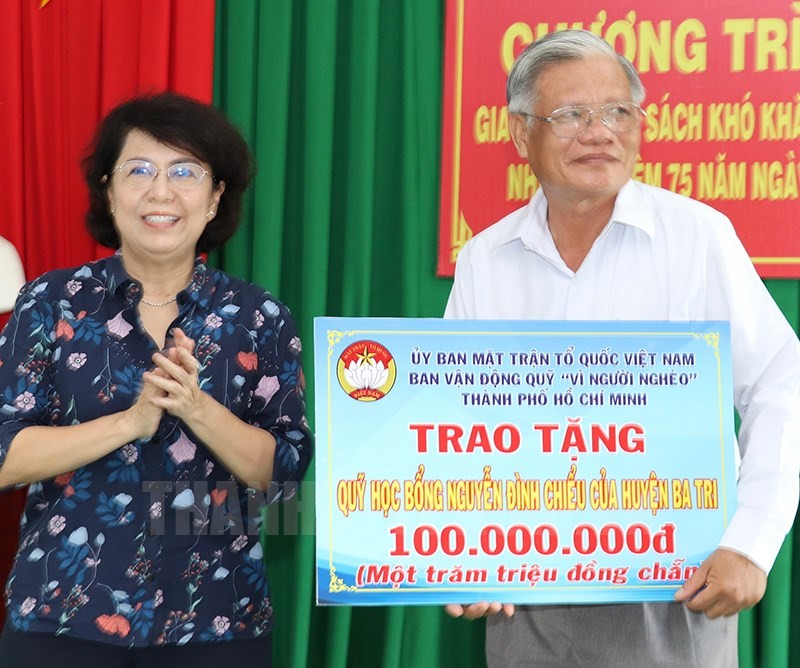 市越南祖國陣線委員會探望政策優撫家庭