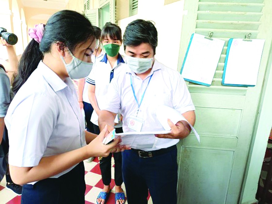 考生在黎鴻鋒學校參加2022-2023學年 十年級入學考試。