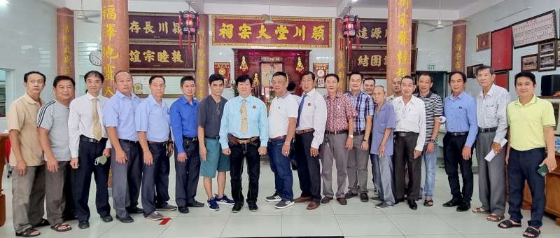 潁川堂陳姚胡虞田大宗祠理事會在秋祭儀式上合照。