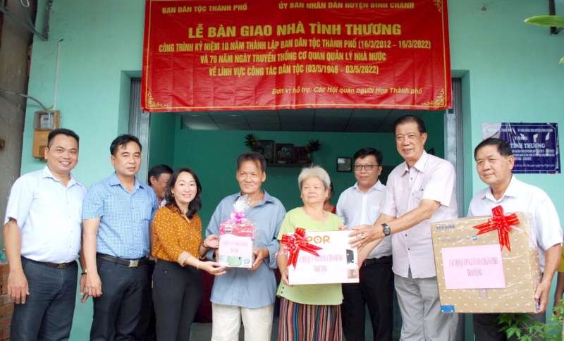 市民族處副主任鄧氏雪梅(左三)和地方 領導與各華人會館代表移交溫情屋。